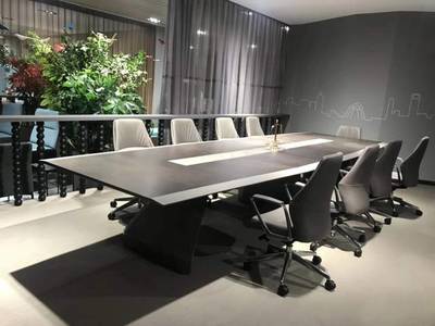 看看人家的辦公室,你們老板應該把辦公家具全扔了!