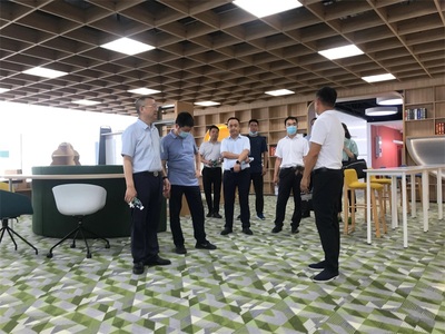 省經濟和信息化廳輕紡處處長何開華率隊赴崇州市智能家具產業園調研